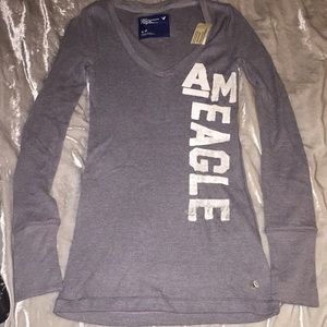 Long grey sleeve T-shirt.